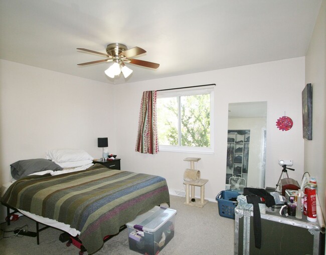 Building Photo - 4 Bedroom with HUGE shaded back deck, HUGE...