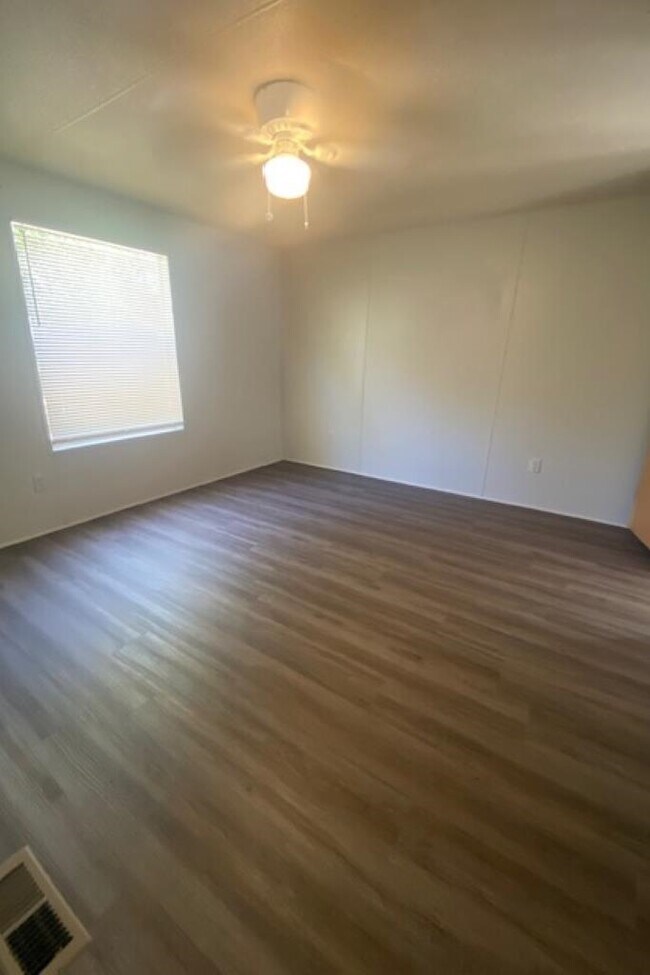 Building Photo - 913 Casey Dr