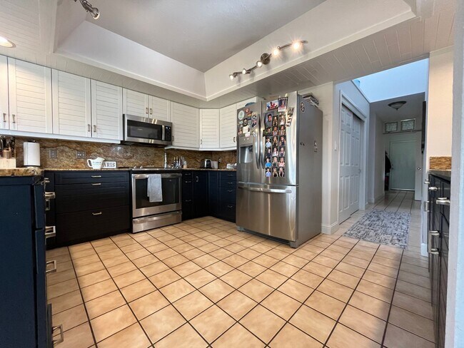 Building Photo - "Exquisite 5-Bedroom Retreat with Mountain...