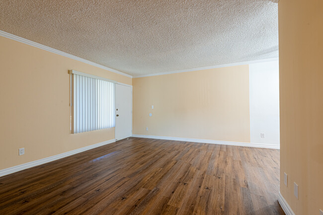 Building Photo - 6225 Reseda Blvd