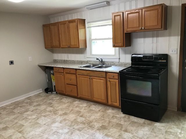 Building Photo - 5615 Lakeside Trl