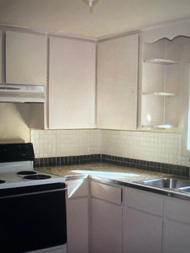 Building Photo - 2423 12th Ave