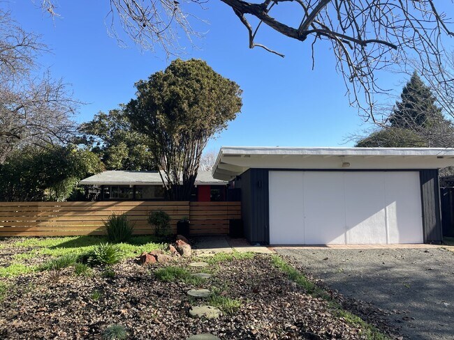 Foto del edificio - Charming 3 bedroom 2 bath home on a quiet ...