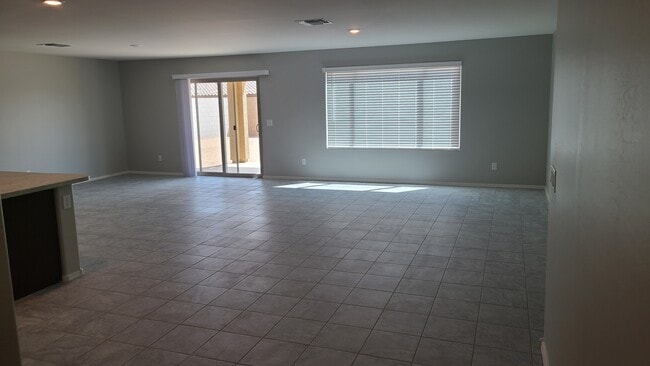 Building Photo - 1541 E Elegante Dr