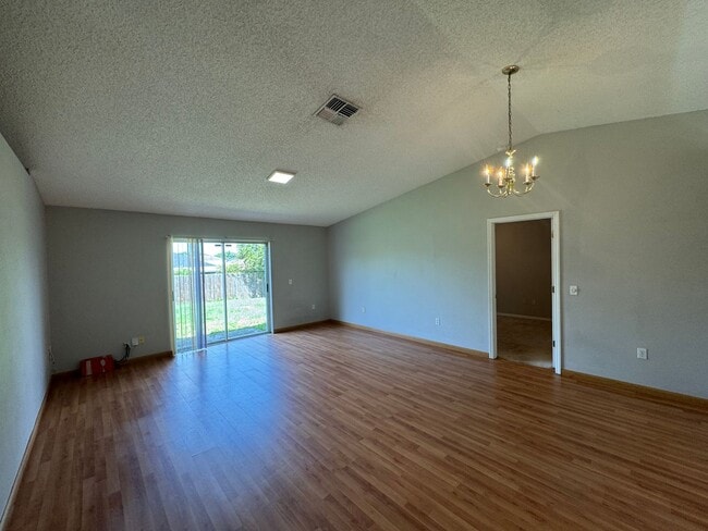 Building Photo - 3Bed/2Bath Home and 2-car garage!!!