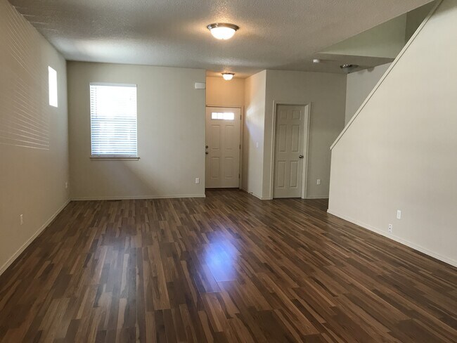 Foto del edificio - Well Maintained Spacious 4 BD Home with Gr...