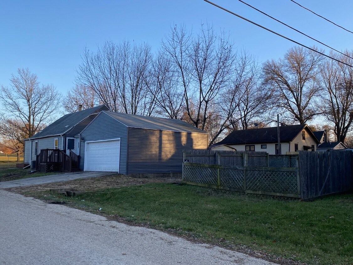 Primary Photo - 201 S Memorial Ave