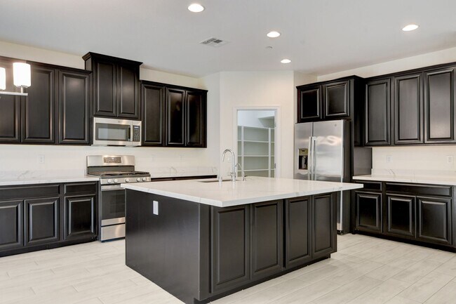 Foto del edificio - 4 Bedroom Townhouse in Tule Springs Coming Soon!