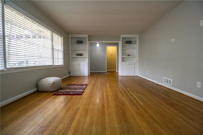 Building Photo - 1727 Clairmont Way NE