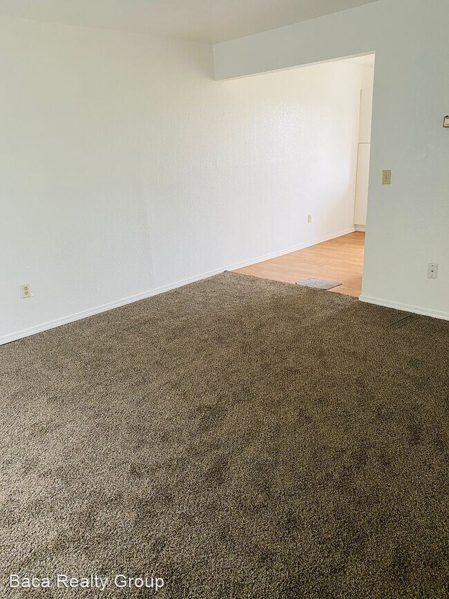 Building Photo - 2 br, 1 bath House - 221 S. Pecan St.