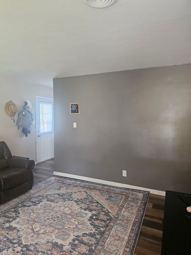 Building Photo - 913 Serf Ct