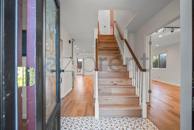 Building Photo - 743 Shawnee Ln