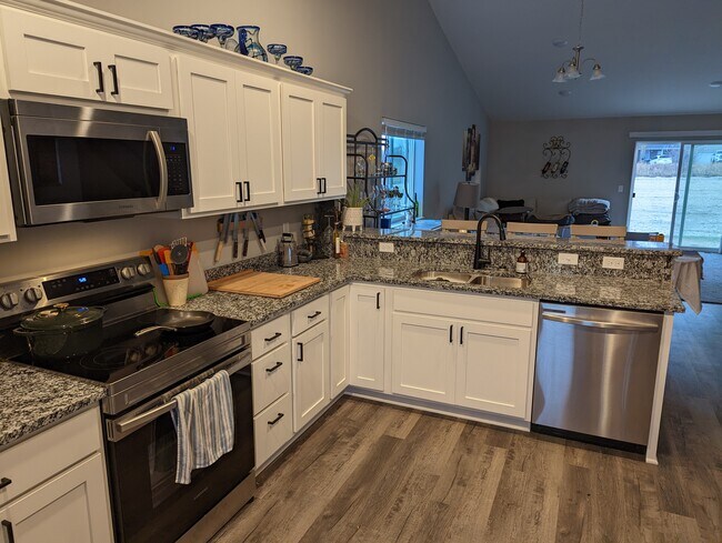 Building Photo - 1341 Balsam Ln