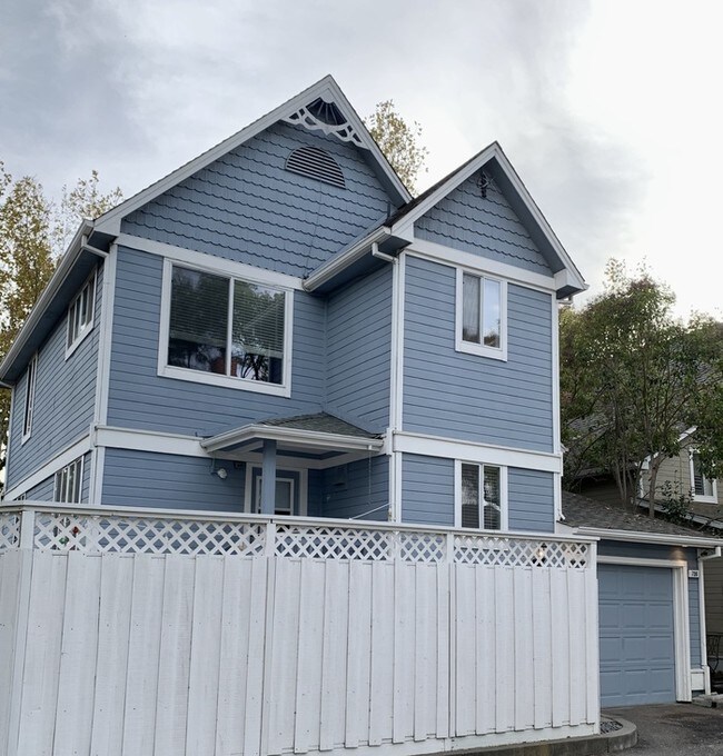 Building Photo - 706 Almond St