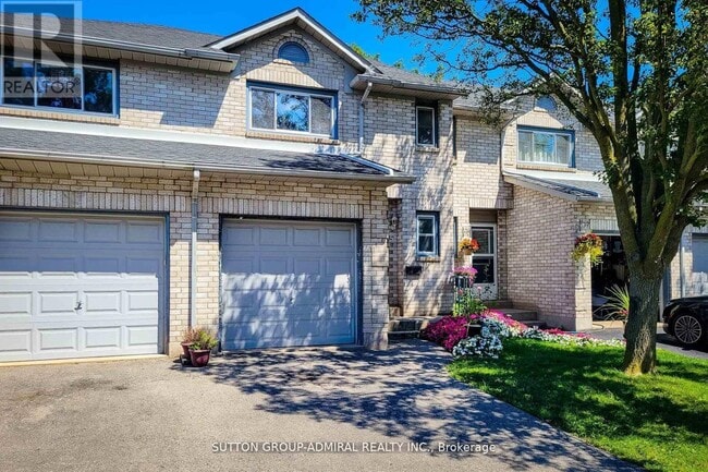 Building Photo - 2 Royalwood Ct