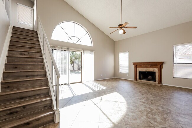 Foto del edificio - 4211 E Mountain Sage Dr