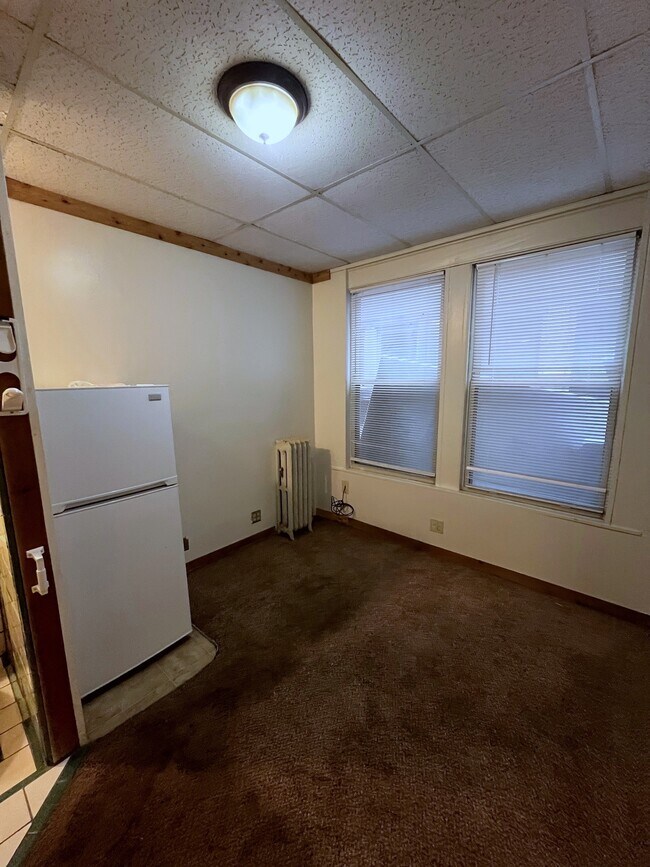 Building Photo - 222 W Broadway-11