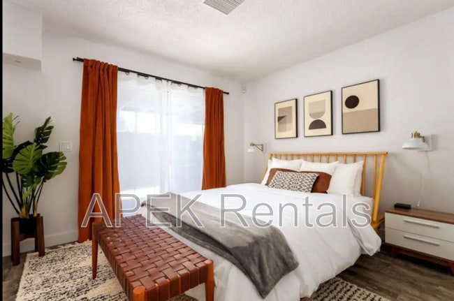 Foto del edificio - 547 N Sunrise Way