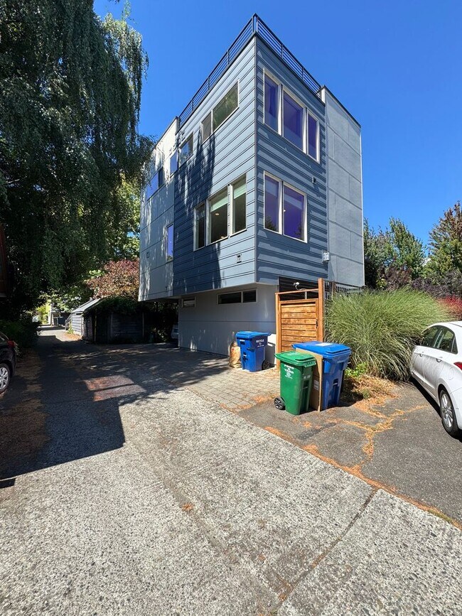 Foto del edificio - Beautiful 3b2b Townhome in the Heart of Ba...