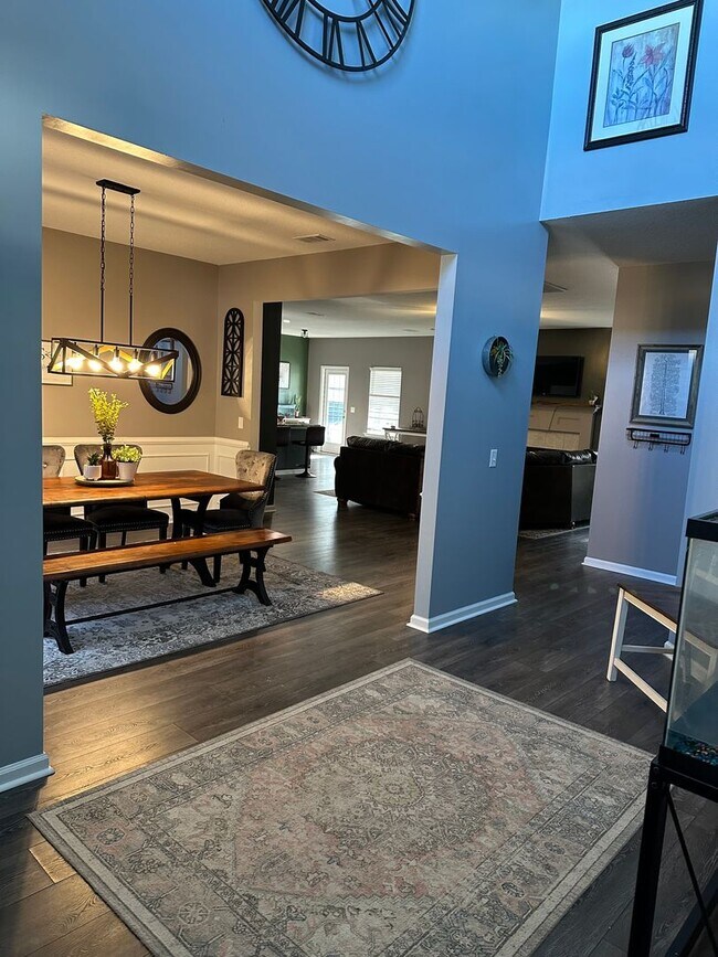 Building Photo - FOR RENT