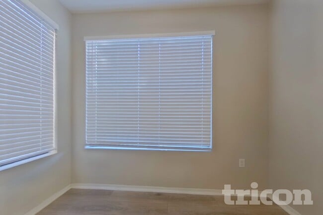 Building Photo - 4925 E Desert Cove Ave
