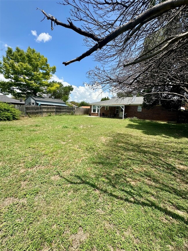 Building Photo - 6524 Blue Grass Dr