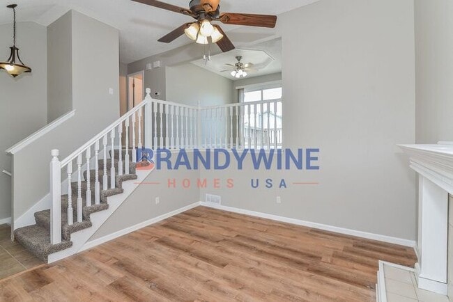 Building Photo - 1,845 GREENWOOD, MO 3 BDRM - 2.5 BATH CORN...