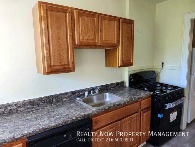 Building Photo - 4 Bed 2 Bath Apartment