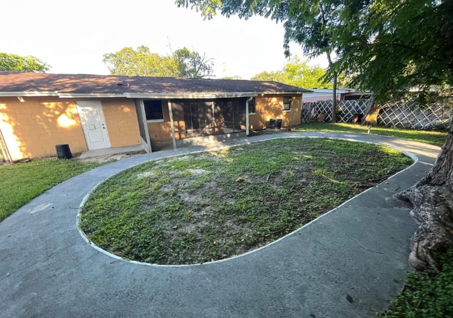 Building Photo - 2216 Villano Ave