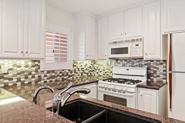 Foto del edificio - Ideal Location! El Escorial at East Beach