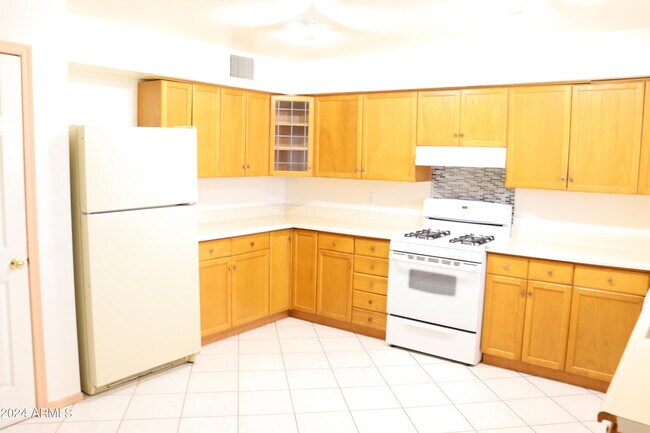 Building Photo - 412 N Schrader Rd