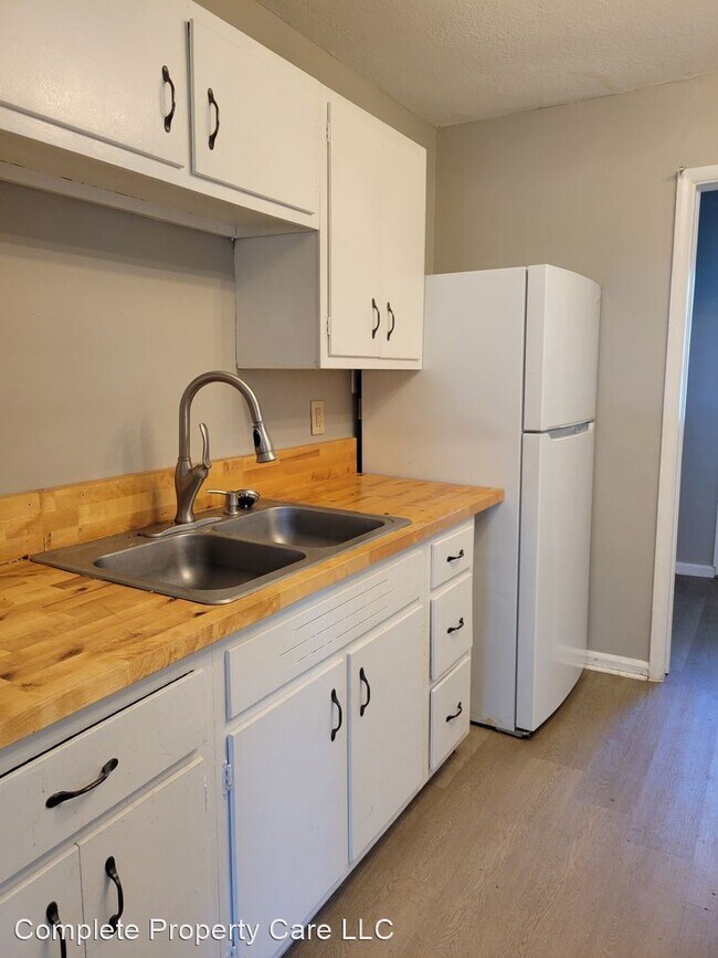 Building Photo - 2 br, 1 bath House - 2406 E 8th St