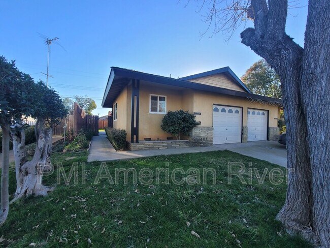 Building Photo - 10374 Buena Plaza Cir