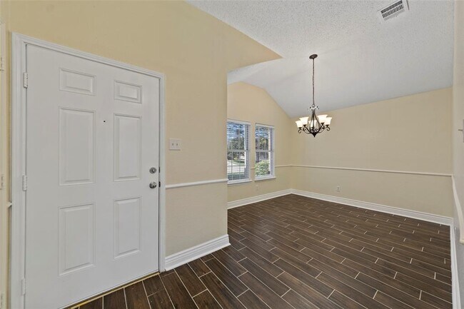 Foto del edificio - 1002 Manassas Dr