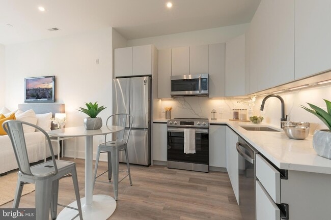 Photo - 1421 E Columbia Ave Apartment