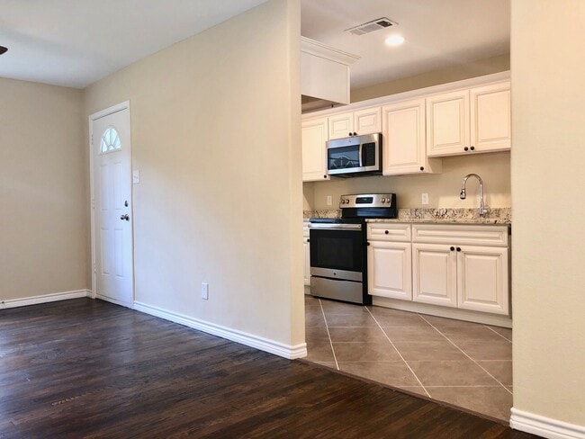 Building Photo - 2 Bedrooms - 1 Bathroom - LARGE Backyard!