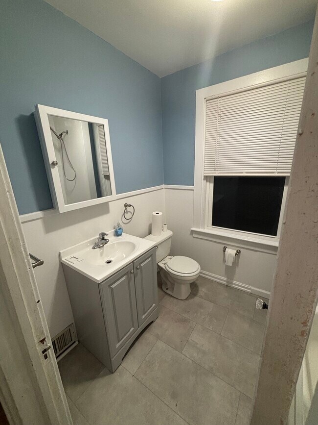 Baño - 614 Sampson Ave