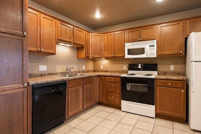 Building Photo - 830 E Elm Dr