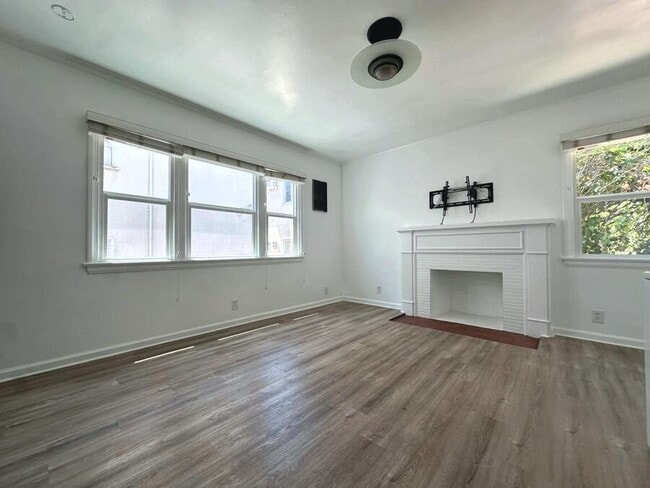 Building Photo - 1556 S Beverly Glen Blvd