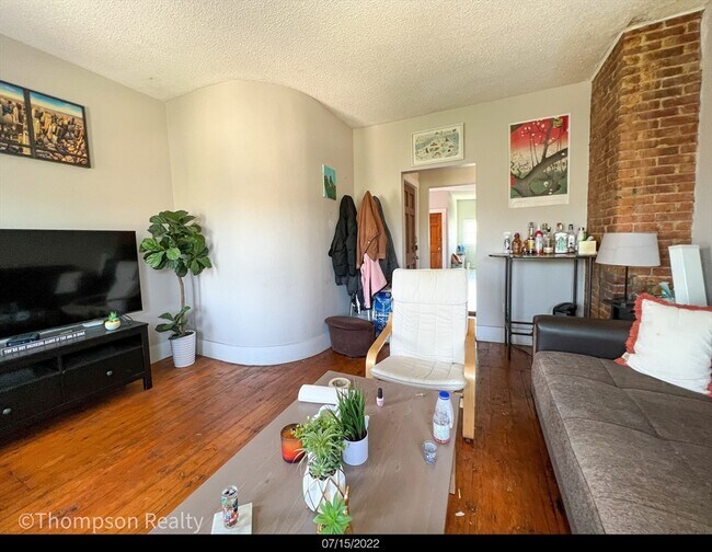 Building Photo - 372 Medford St