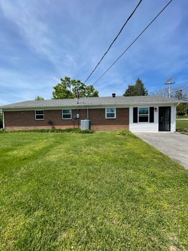 Foto del edificio - Maryville 37801 - 3 bedroom, 1.5 bath one level hime - Contact Debra Johnson (865) 591-8281