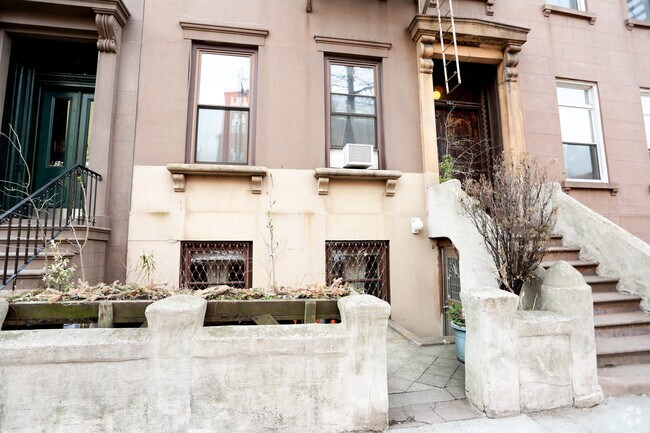 Building Photo - 561 Henry St