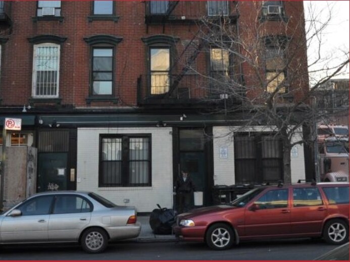 Foto del edificio - 298 Metropolitan Ave