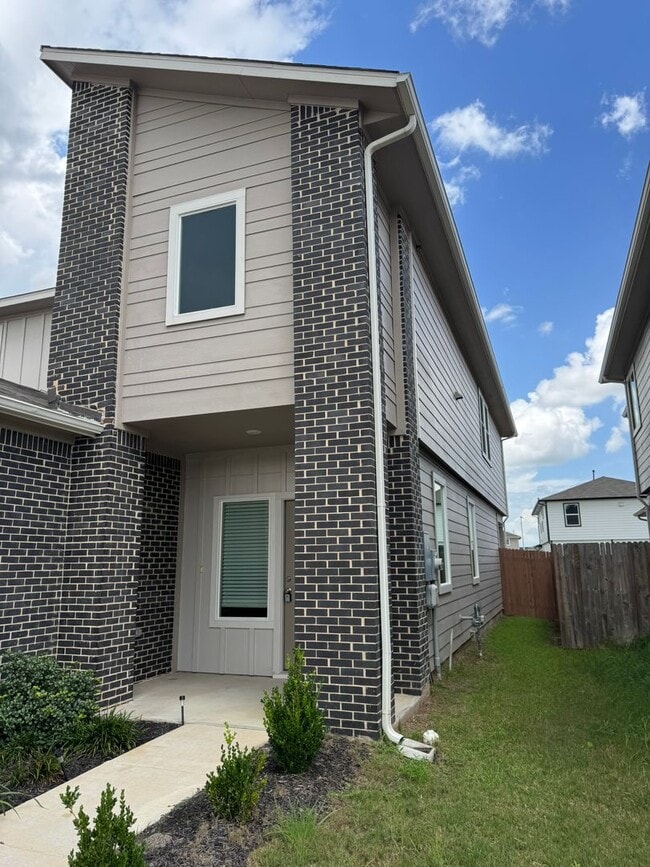 Building Photo - Ready for move-in! Spacious 4-bedroom, 3-b...