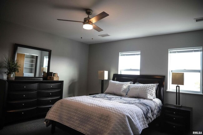 Building Photo - 2900 River Dr