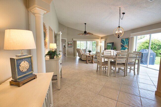 Foto del edificio - Seasonal Short-Term 2 Bed 2 Bath Heated Pool Villa with a Den in Harrington Lakes at Planation Go...