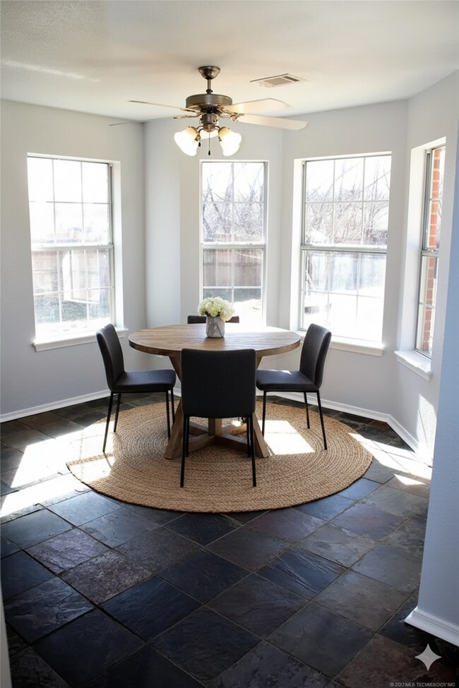 Building Photo - Outside Lovers Dream, 3/2 Large Fenced Yard