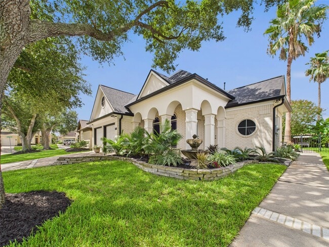 Building Photo - 203 Las Brisas St