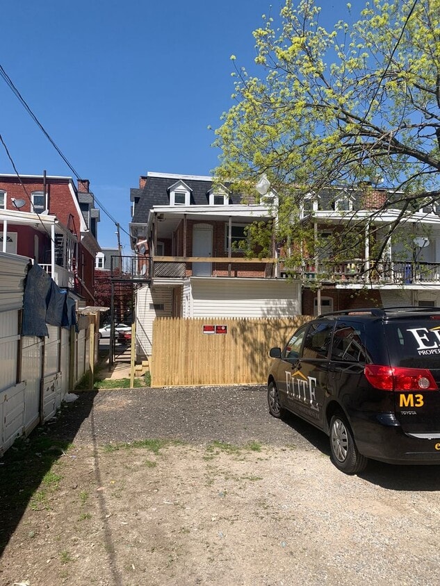 Building Photo - Spacious 2nd/3rd Floor 3 Bedroom Apartment York College Area-York City