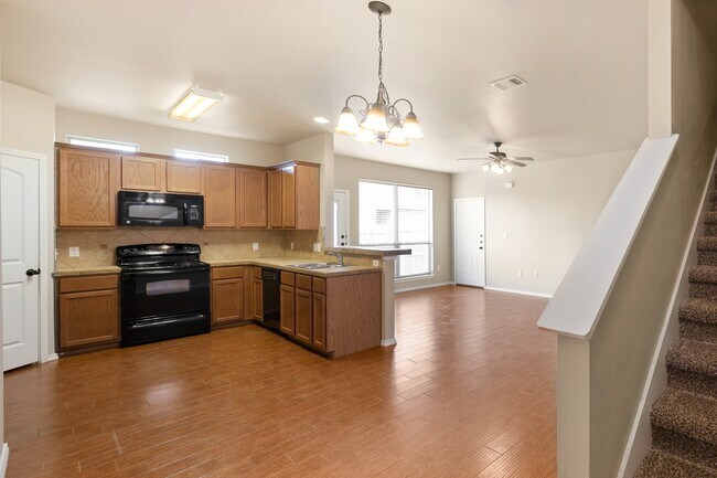 Building Photo - Beautiful 3 Bedroom Duplex Located in New Braunfels, Texas!